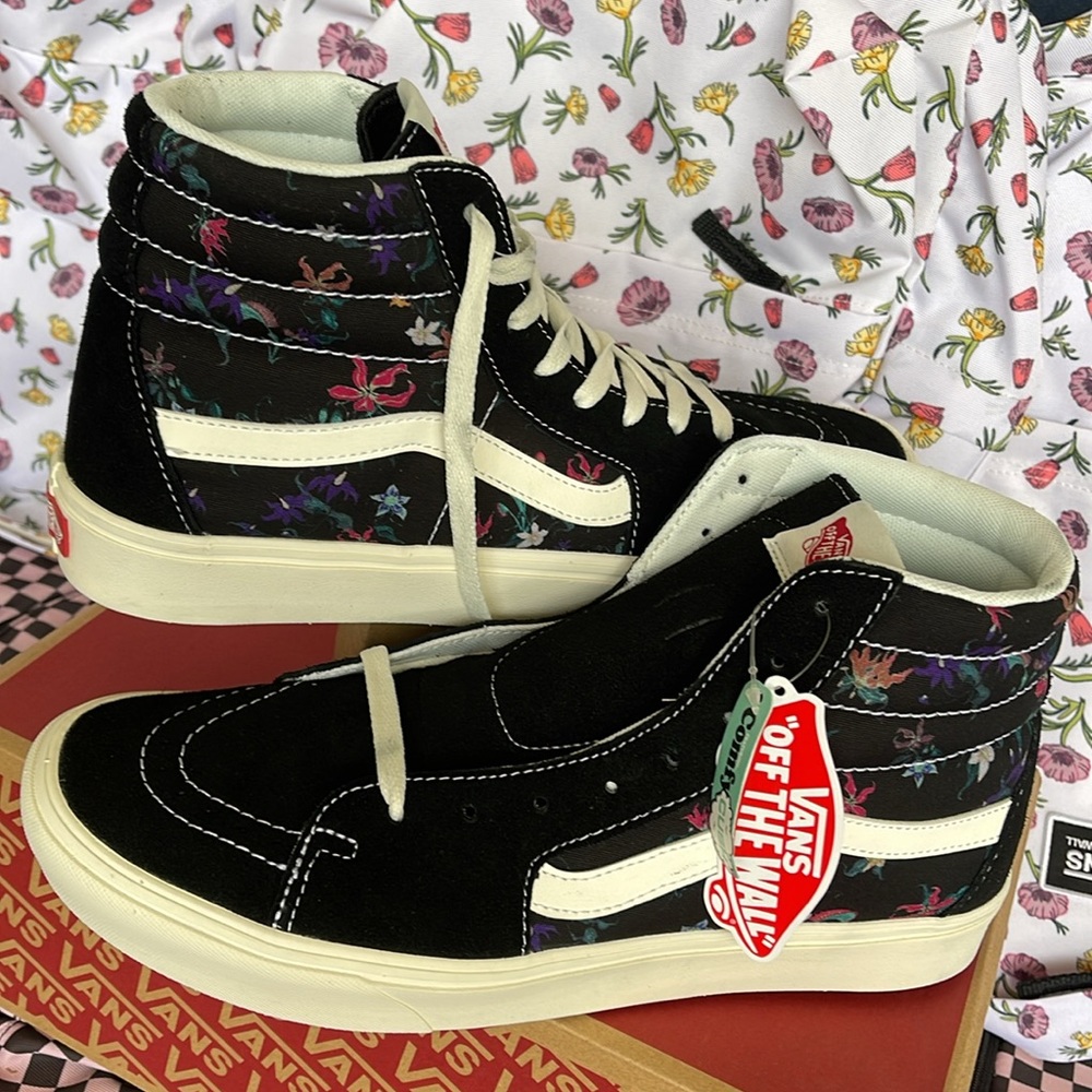 Vans • WMNS Comfycush Sks-
Fatal Floral Black
VN0AZTNOBLK
Sneakers - Picture 11 of 16